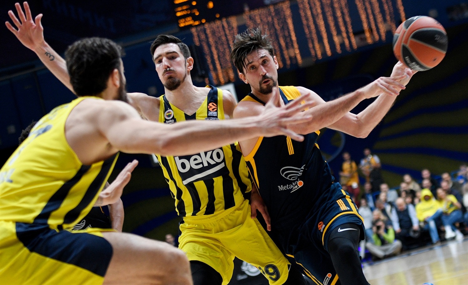 El Khimki obtiene una importante victoria ante el Fenerbahce (82-68)
