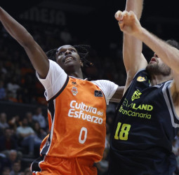 Fiesta completa en la noche de Van Rossom con el triunfo ante Dreamland Gran Canaria, 86-79