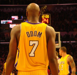 Lamar Odom se retira como jugador de los Lakers