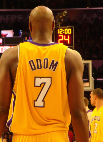 Lamar Odom se retira como jugador de los Lakers