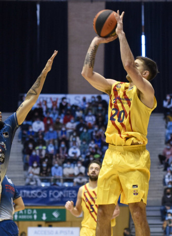 El líder impone su condición en el Sar (65-79)