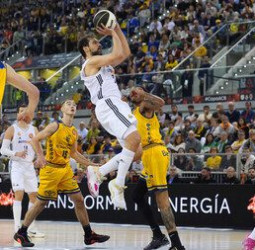 El Real Madrid enseña músculo y derrota al anfitrión (63-80)