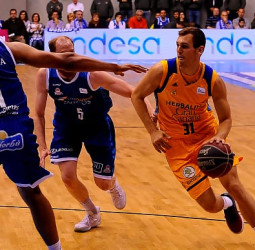 El Herbalife Gran Canaria se hace fuerte en la quinta plaza a golpe de triple (89-98)