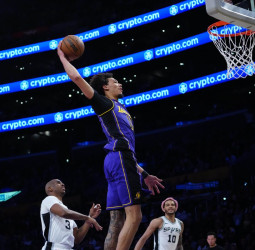 Reaves lidera a los Lakers en la victoria sobre los Spurs, 109-125