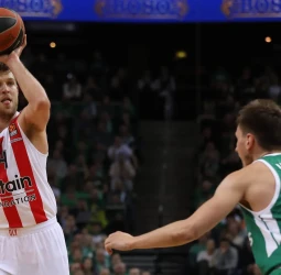 Vezenkov lleva al Olympiacos a los playoffs, 72-74