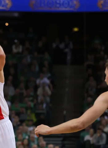 Vezenkov lleva al Olympiacos a los playoffs, 72-74