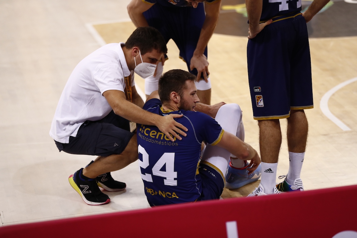 Mike Daum sufre un esguince con rotura parcial de ligamentos en el tobillo derecho