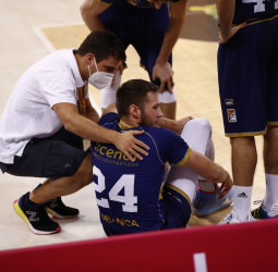 Mike Daum sufre un esguince con rotura parcial de ligamentos en el tobillo derecho