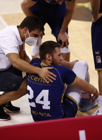 Mike Daum sufre un esguince con rotura parcial de ligamentos en el tobillo derecho