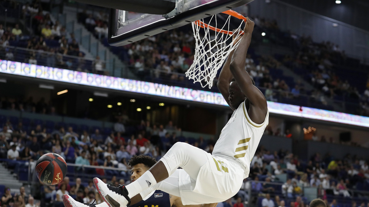 El Real Madrid se exhibe ante el UCAM Murcia (97-69)
