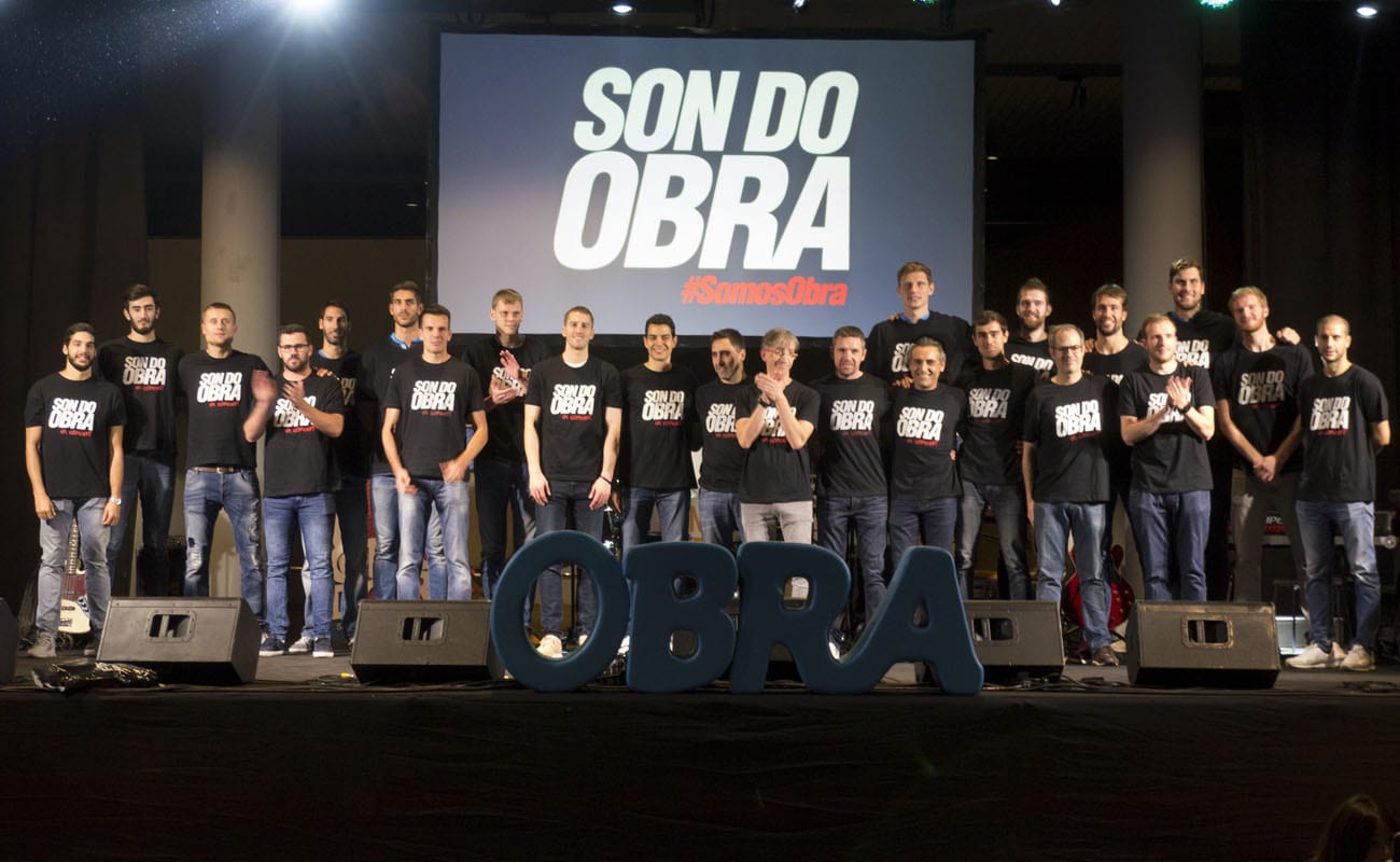 La afición obradoirista da la bienvenida a la temporada conociendo a la plantilla en el concierto benéfico ‘Son do Obra’