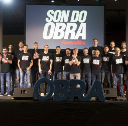 La afición obradoirista da la bienvenida a la temporada conociendo a la plantilla en el concierto benéfico ‘Son do Obra’