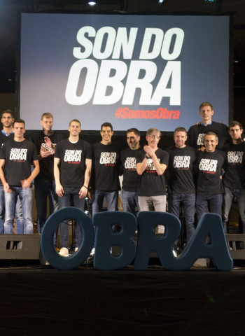 La afición obradoirista da la bienvenida a la temporada conociendo a la plantilla en el concierto benéfico ‘Son do Obra’