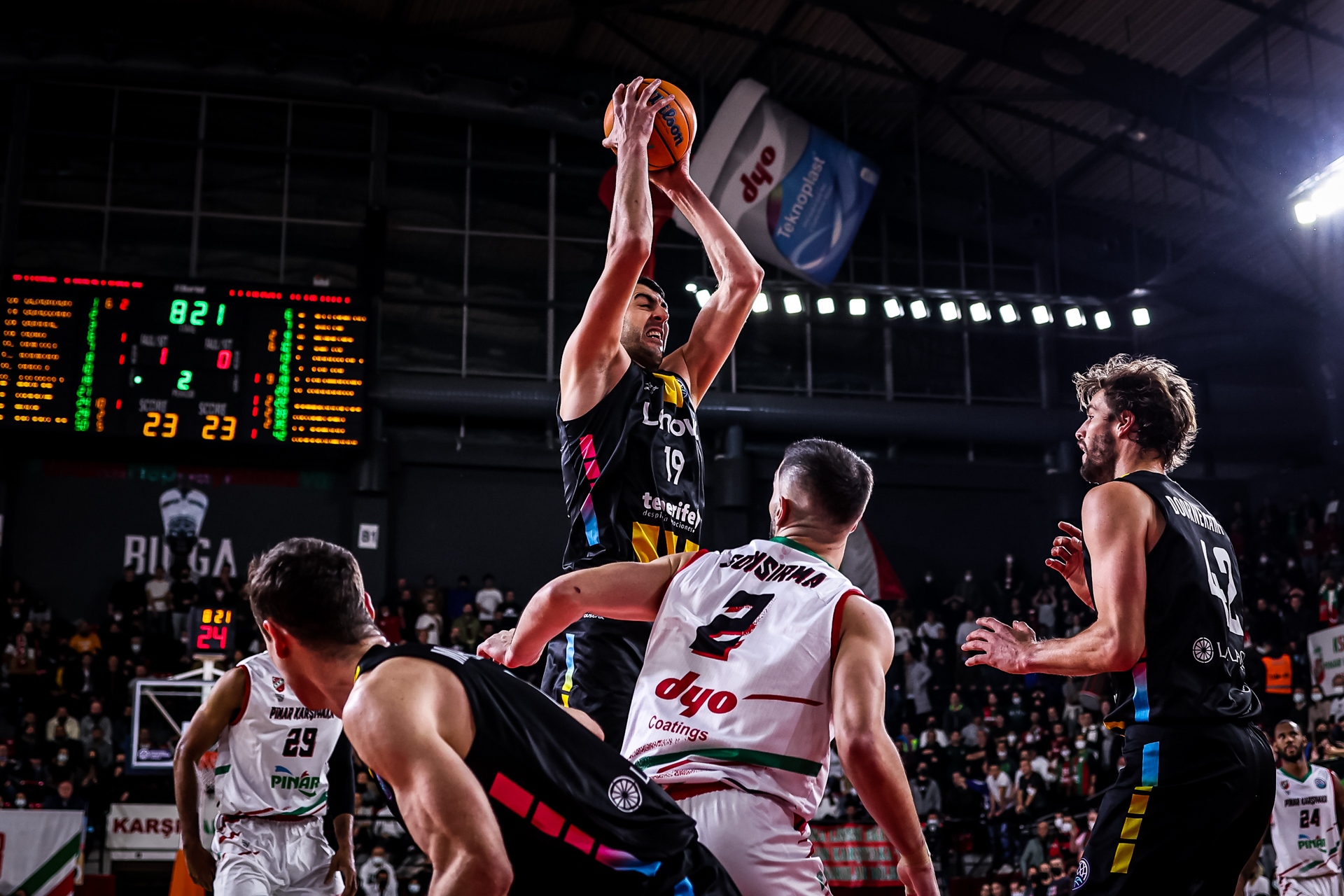El Lenovo Tenerife cae en el infierno turco y el play in se decidirá en el Santiago Martín (88-80)