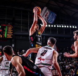 El Lenovo Tenerife cae en el infierno turco y el play in se decidirá en el Santiago Martín (88-80)