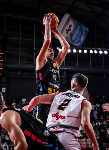 El Lenovo Tenerife cae en el infierno turco y el play in se decidirá en el Santiago Martín (88-80)