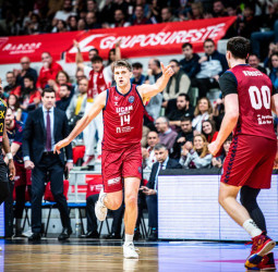 Jonah Radebaugh fue un problema para el AEK Atenas, 100-89