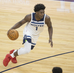 Los Timberwolves ejecutan la opción del tercer año de Anthony Edwards