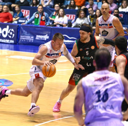 Monbus Obradoiro mete miedo a la Primera FEB en la vuelta de Álvaro Muñoz (93-54)