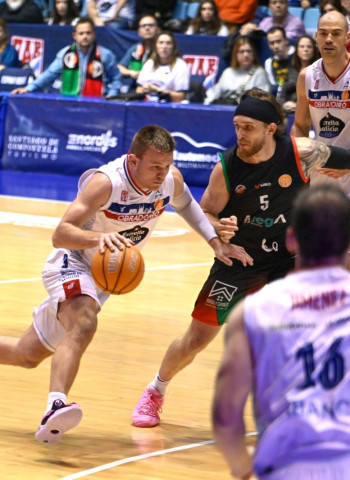 Monbus Obradoiro mete miedo a la Primera FEB en la vuelta de Álvaro Muñoz (93-54)