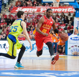 El UCAM Murcia vence al Movistar Estudiantes y sigue vivo en la lucha por la Copa del Rey (83-70)