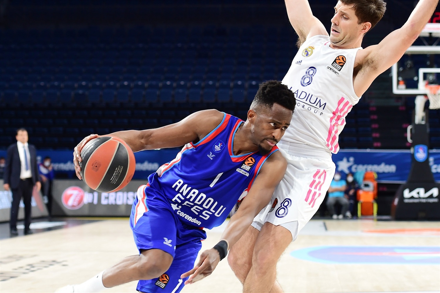 El primer asalto del playoff del Real Madrid es para el Efes (90-63) [1-0]