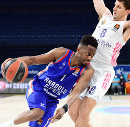 El primer asalto del playoff del Real Madrid es para el Efes (90-63) [1-0]