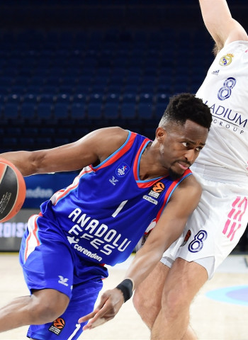 El primer asalto del playoff del Real Madrid es para el Efes (90-63) [1-0]