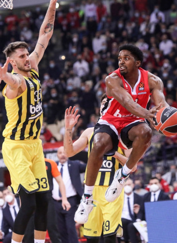 Fenerbahce y Olympiacos se enfrentan en un clásico moderno