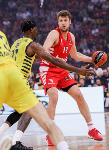 El MVP volverá a Europa: Vezenkov tiene decidido abandonar la NBA y volver al Olympiacos