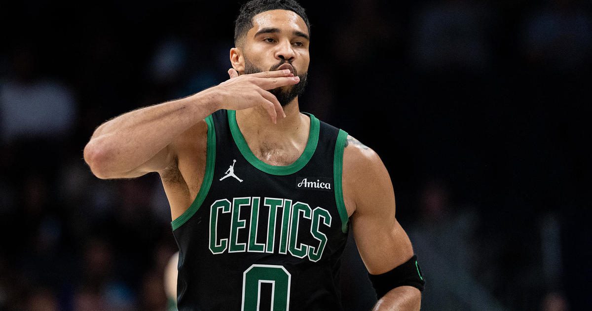 Entre Brown y Tatum se encargan de los Hornets, 124-109