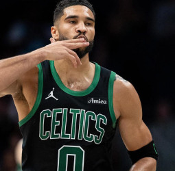 Entre Brown y Tatum se encargan de los Hornets, 124-109