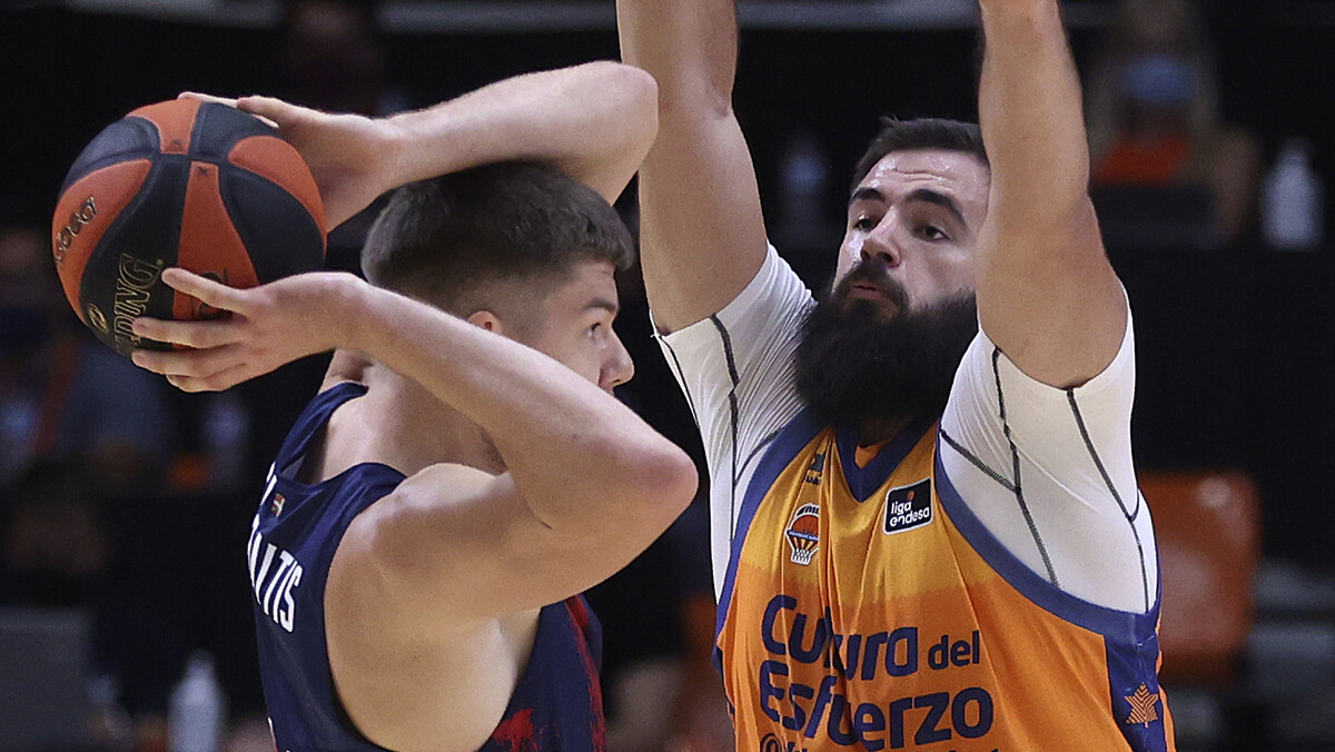 Baskonia se lleva un duelo de defensas en la pista del Valencia (67-72)