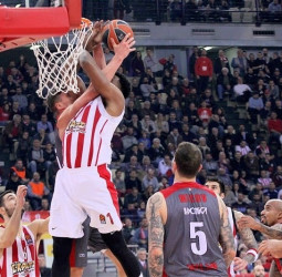 Olympiacos controla la situación ante el Armani Milán (87-80)