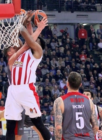 Olympiacos controla la situación ante el Armani Milán (87-80)