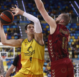 El Gran Canaria gana a lo Carrera, 107-89
