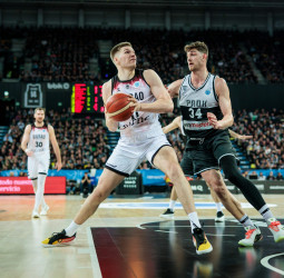 El Surne Bilbao coge siete puntos de renta para la vuelta ante el PAOK, 72-65