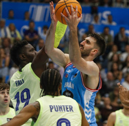 El Breogán hace saltar la banca y gana al Barcelona en el Pazo, 77-70