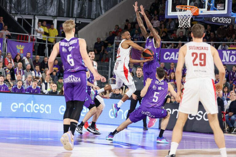 Zunder Palencia se embarcó en una lucha tenaz sin premio (76-80)