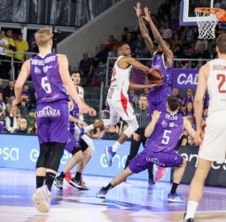 Zunder Palencia se embarcó en una lucha tenaz sin premio (76-80)