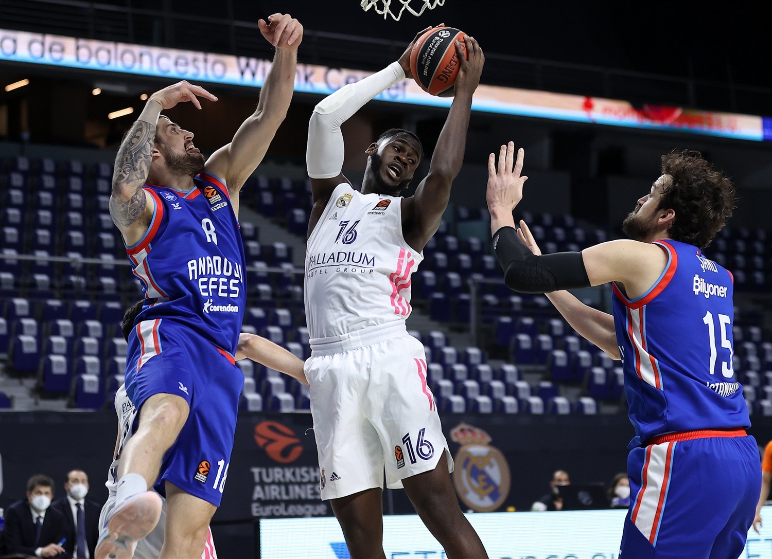 Un Real Madrid lleno de orgullo fuerza el quinto (82-76) [2-2]