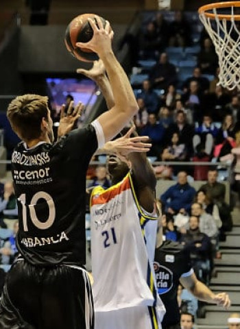 El Morabanc Andorra cae en un agónico final ante Monbus Obradoiro (69-68)