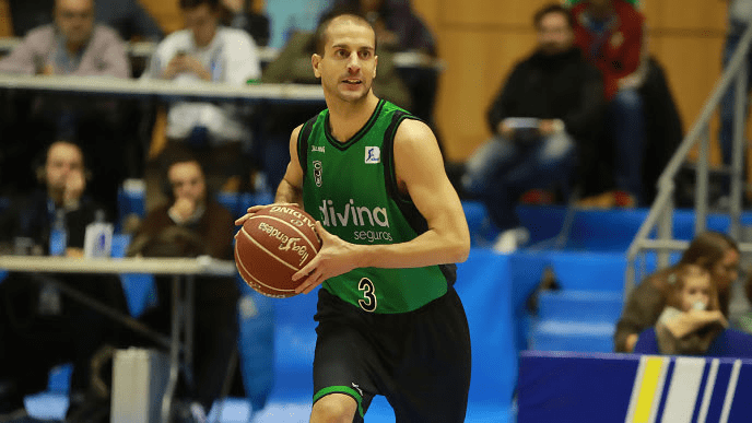 Rio Monbus Obradoiro presenta oferta por Albert Sábat