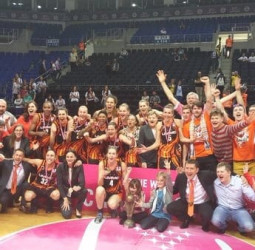 Taurasi guía al Ekaterimburgo a su tercer título de Euroliga Femenina