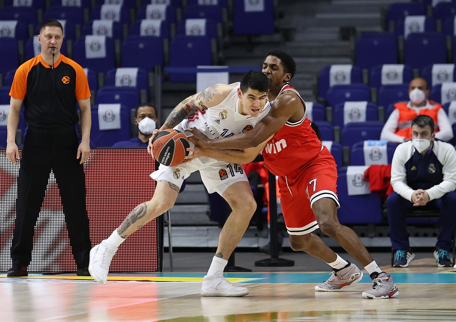 Victoria del Real Madrid en la primera final para entrar en el playoff (72-63)