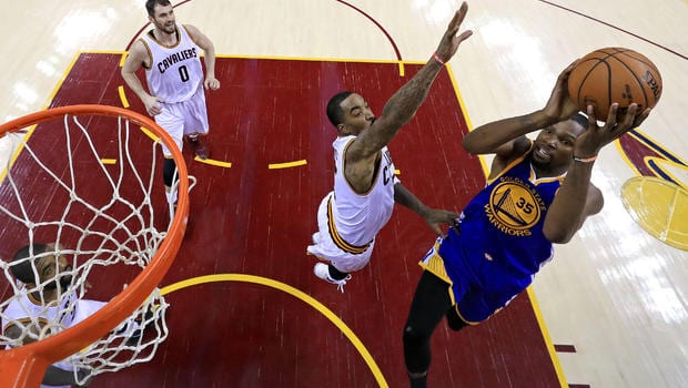 [3-0] Durant y sus Warriors acarician el anillo (118-113)