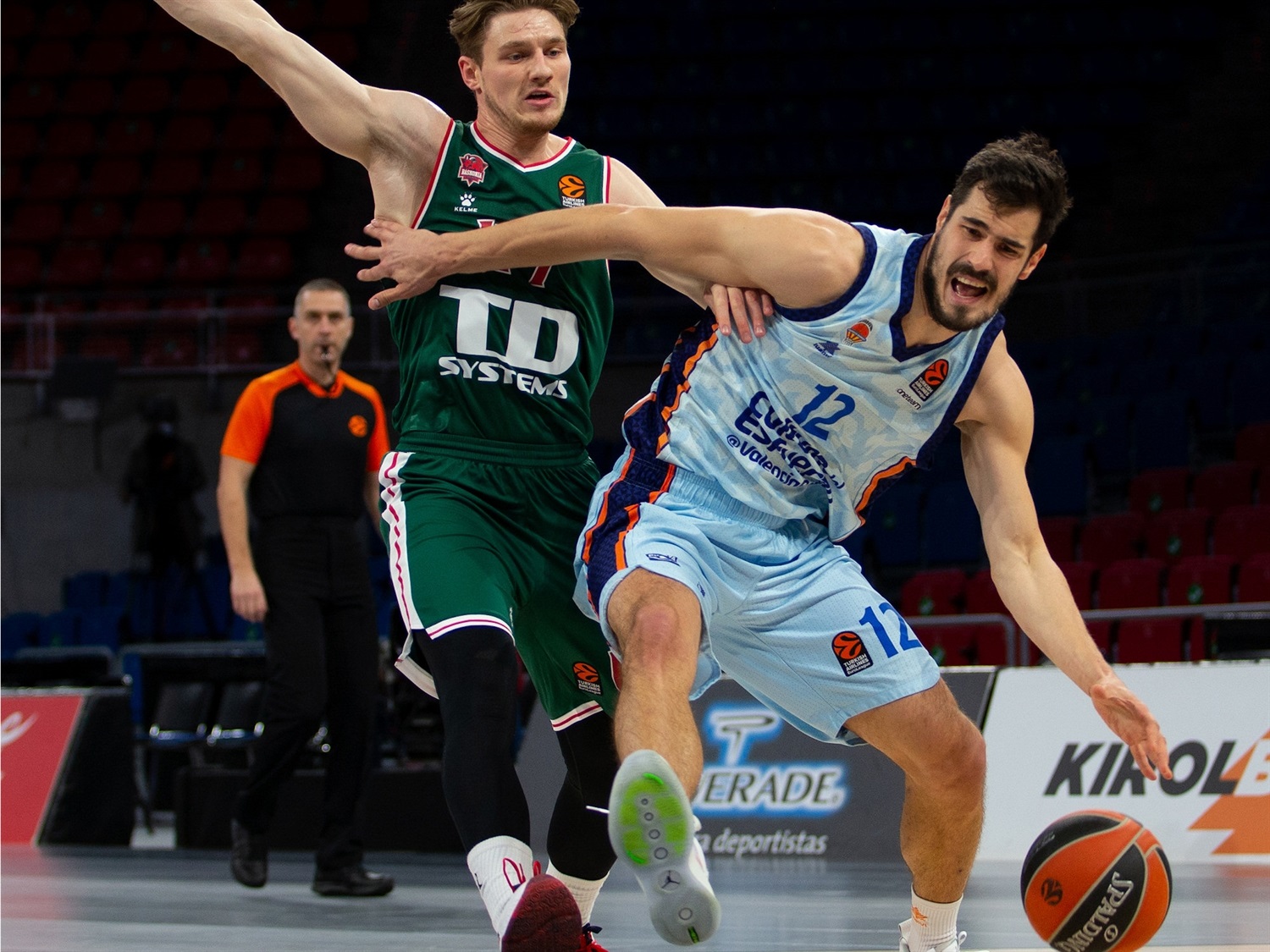 Al Valencia se le moja la pólvora en Vitoria (71-70)