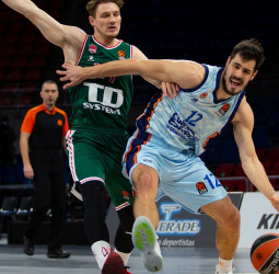 Al Valencia se le moja la pólvora en Vitoria (71-70)