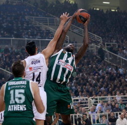 El Estrella Roja intenta el fichaje de James Gist