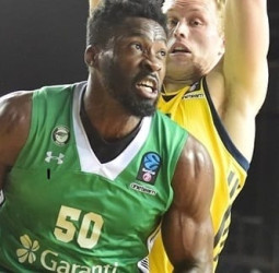 Darussafaka busca la renovación de Michael Eric